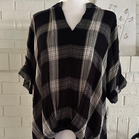 Universal Thread Tops - Universal Thread Black & White Plaid V-Neck Dolman Top